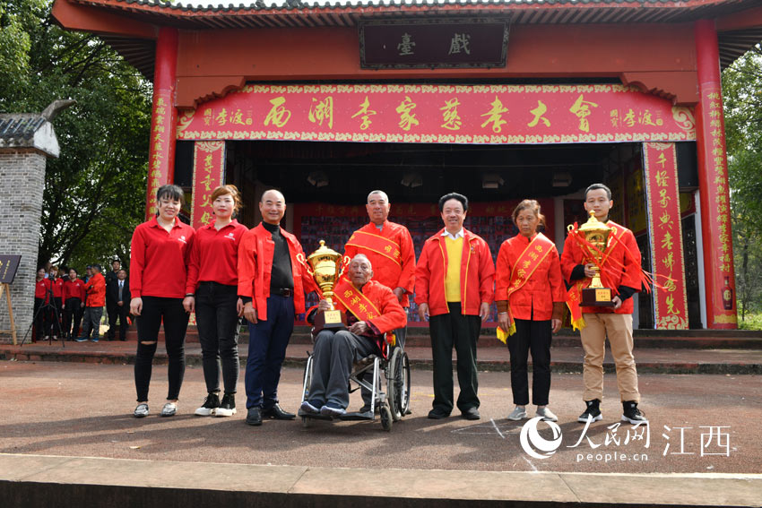 退休市長李豆羅（右3）為百歲老壽星頒獎。（樊哲平/攝）