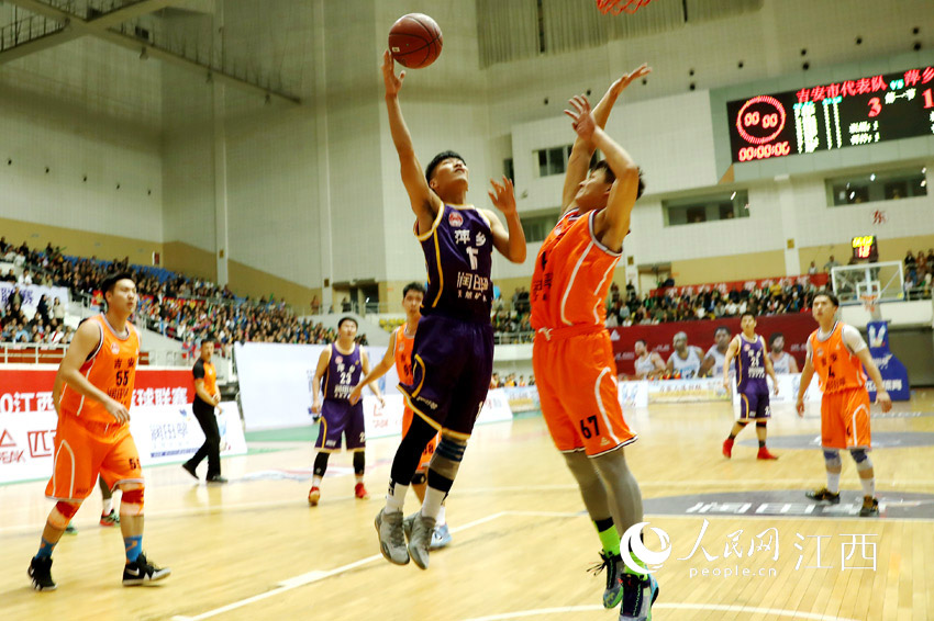 2020江西省男子籃球聯賽在吉安市體育館開打，圖為比賽現場。（南平/攝）