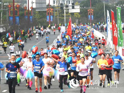 第五屆大覺山森林半程馬拉鬆賽開賽，長跑愛好者激情奔跑。（余進/攝）