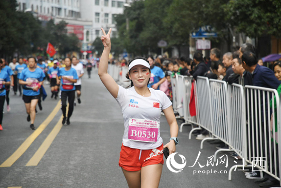 第五屆大覺山森林半程馬拉鬆賽開賽，長跑愛好者激情奔跑。（余進/攝）
