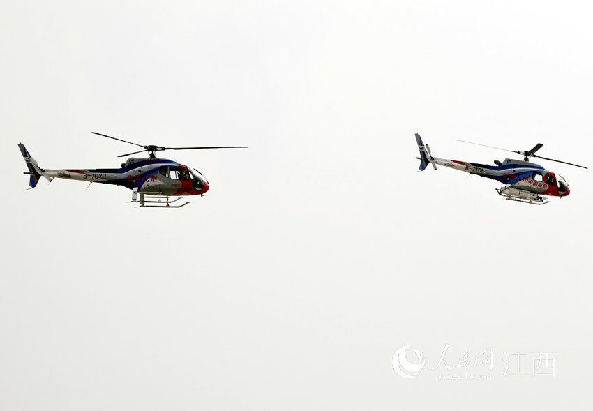 航空工業昌飛的直升機在空中進行飛行表演（人民網 時雨/攝）