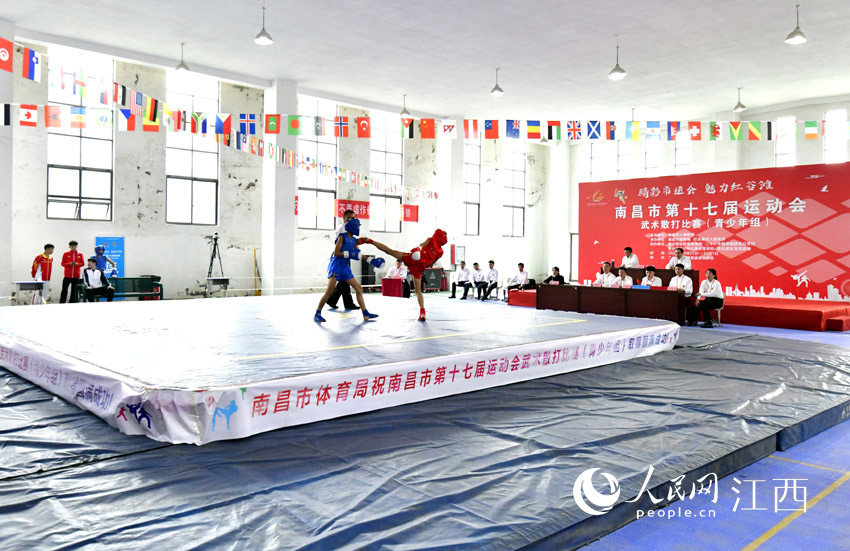 南昌市第十七屆運動會武術散打比賽中，青少年組的選手們擂台比拼。（張宇/攝）