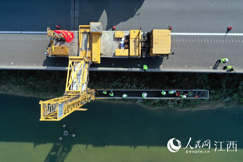 專業橋梁檢測車將檢測工程師送到橋面下進行橋體檢測。（人民網 時雨/攝）
