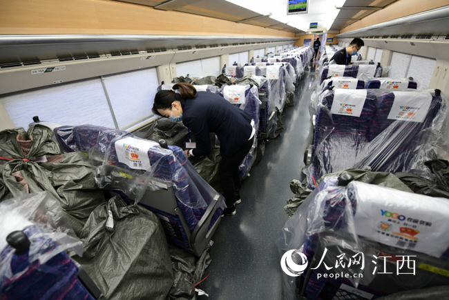 11月10日，在南昌車站，工作人員和志願者正在將電商快件搬至動車上。（胡國林/攝）