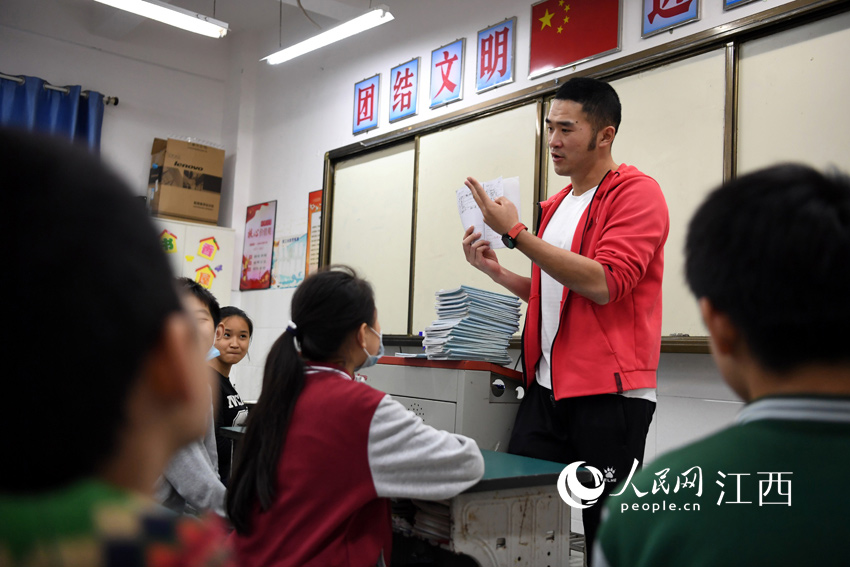 李向陽在班級上對學生們的“成長記錄”進行點評。（人民網 時雨/攝）