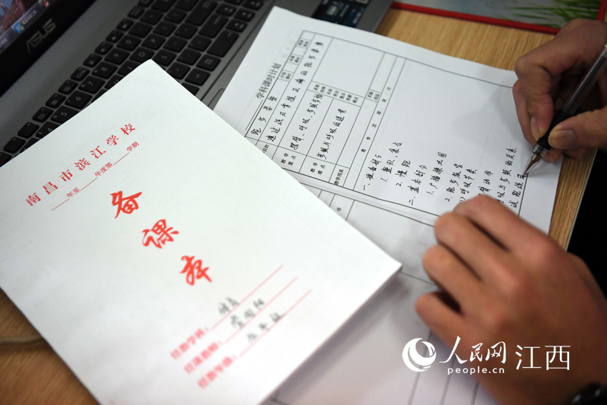 雖然是一名體育老師，但在備課方面，李向陽同樣一絲不苟。（人民網 時雨/攝）