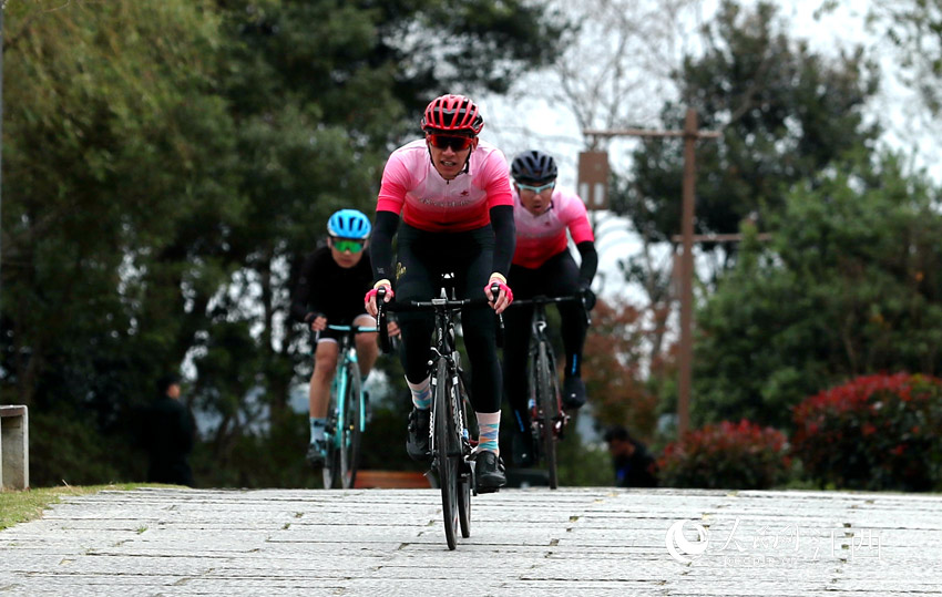選手們進行2020環鄱陽湖自行車精英賽南昌高新區賽段的比賽。（南平/攝）