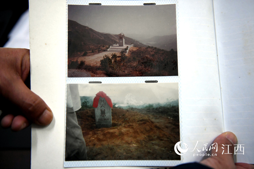 熊墨洪展示1993年“中日友誼林”建設時的場景。人民網 時雨 攝