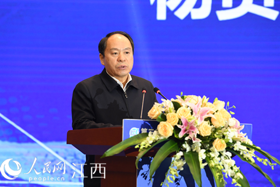 江西省工信廳廳長楊貴平在峰會上致辭（人民網 時雨 攝）