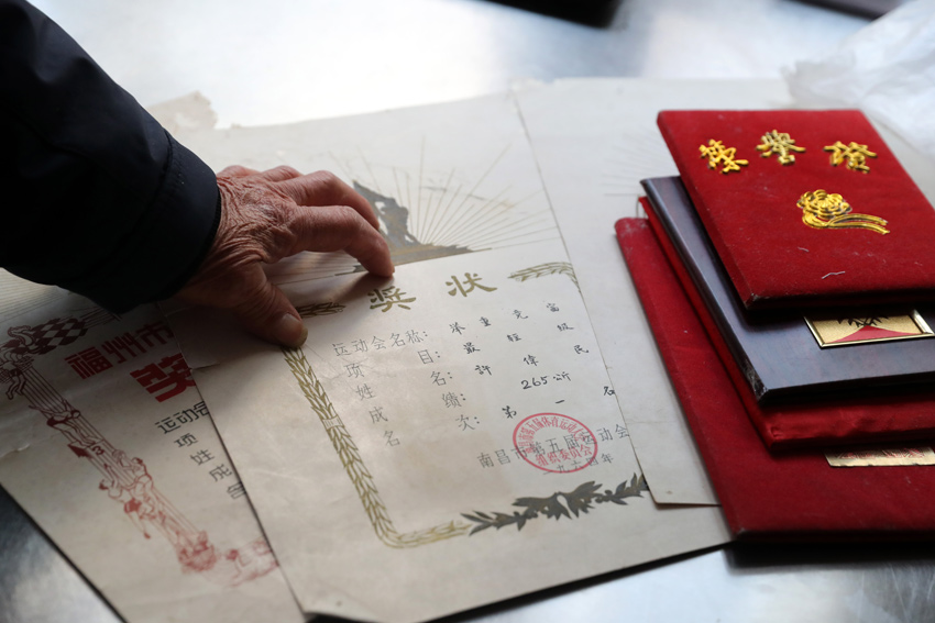 2020年12月16日，徐偉民在家中拿出了他珍藏多年的自己作為運動員時獲得的部分獎狀。