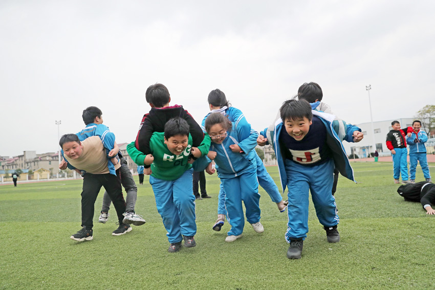 2020年12月16日，小隊員們在做負重練習的小游戲，增加舉重訓練的趣味性。