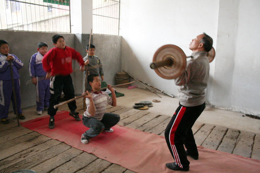 2006��11��30�գ�������λ�ڶ�����ʵ����ѧ�ľ��ط��ڣ���ΰ���ڸ���Աʾ�����ض�����