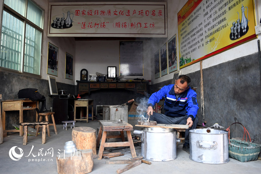 江西省萍鄉市蓮花縣路口鎮街頭村的工坊內，錫雕第五代傳承人的劉建強正在制作錫器。（人民網 時雨 攝）