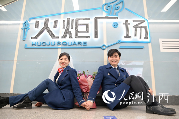 南昌地鐵3號線職工情侶顧永康和文靜在一起（鮑贛生 攝）