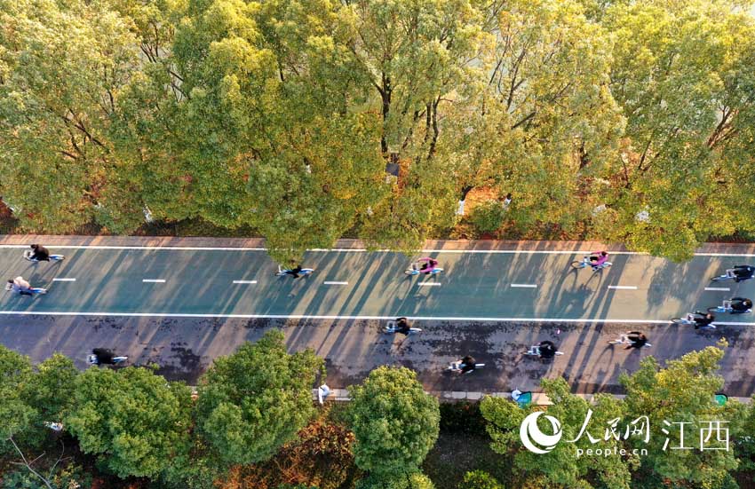 市民沿著濕地公園內的綠道騎行健身（人民網 時雨 攝）