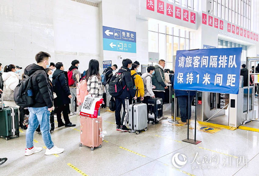 南昌火車站擺放提示牌，提醒旅客排隊保持間距。（胡燕 攝）