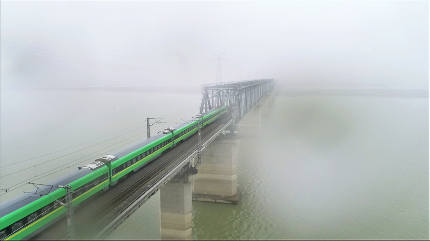 列車通過鄱陽湖大橋。（王永興 攝）