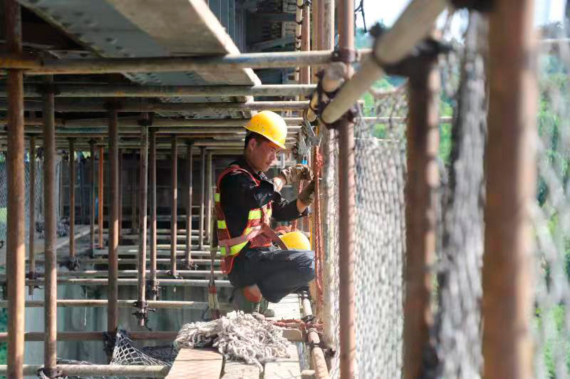 1月26日，永安工務段線路工在橋梁下對檢修作業平台進行加固作業。（潘友南 攝）