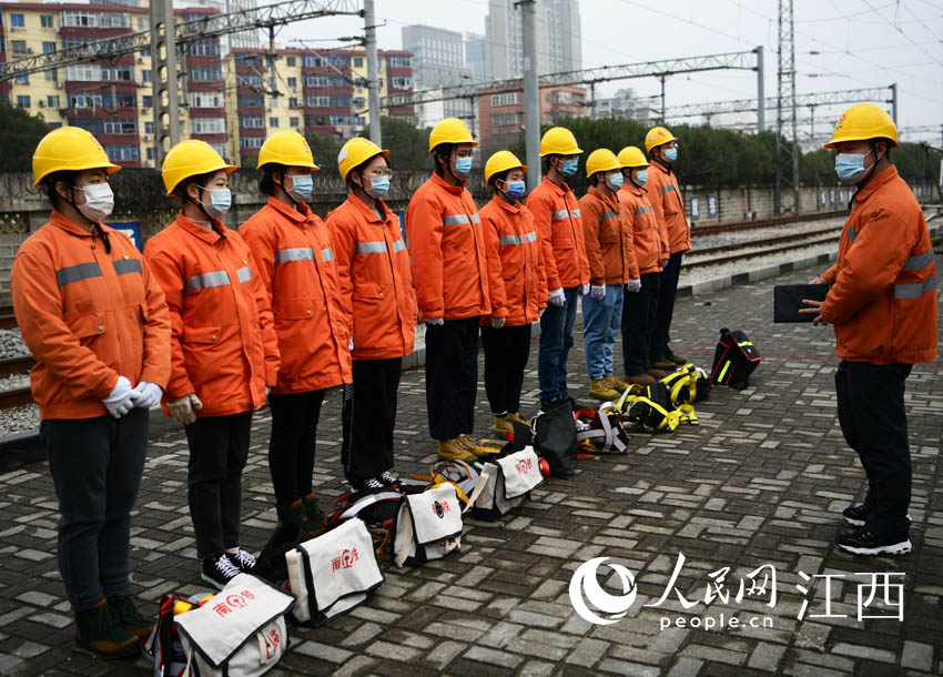 在南昌供電段九江職工教育基地，女接觸網工們正在參加接觸網設備檢修作業。（胡國林 攝）