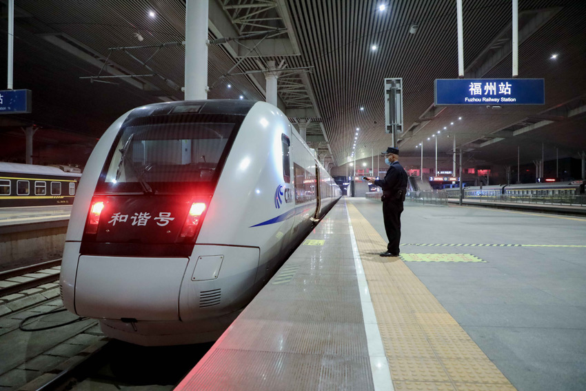 列車到達福州站，隨車機械師羅杰正進行站台巡檢作業,確保動車組狀態良好。（李長安 攝）