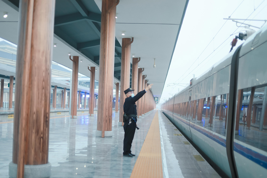 列車到達平潭站，隨車機械師羅杰進行站台巡檢，檢查動車組受電弓運行狀態，確保動車組受電弓狀態良好。（李長安 攝）