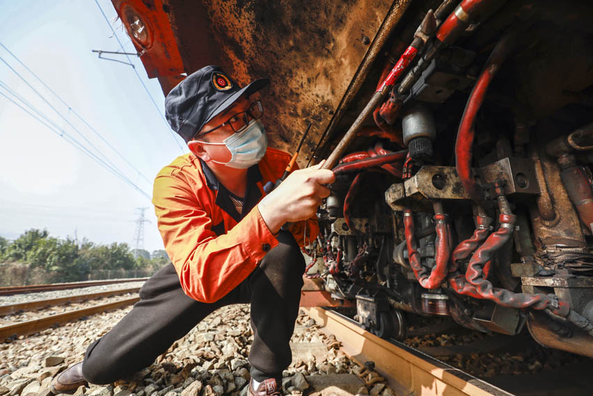 鋼軌打磨車作業后職工在確認大機各部件狀態良好。宋德強 攝