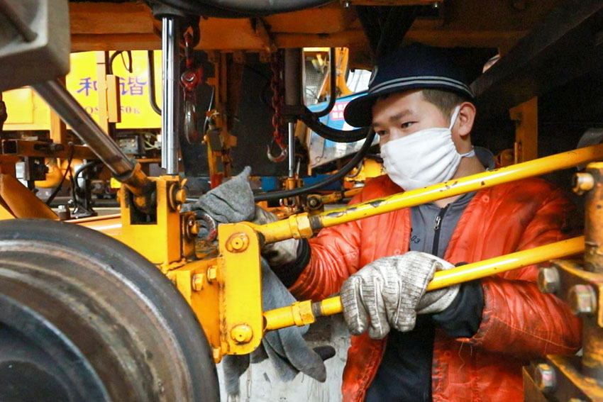 職工在檢修后擦拭車輛油漬。宋德強 攝