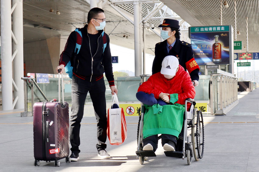 2月3日，泉州站“海峽情  絲路緣”服務台工作人員王思虹為行動不便的旅客提供輪椅，幫助其進站乘車。陳珊娜 攝