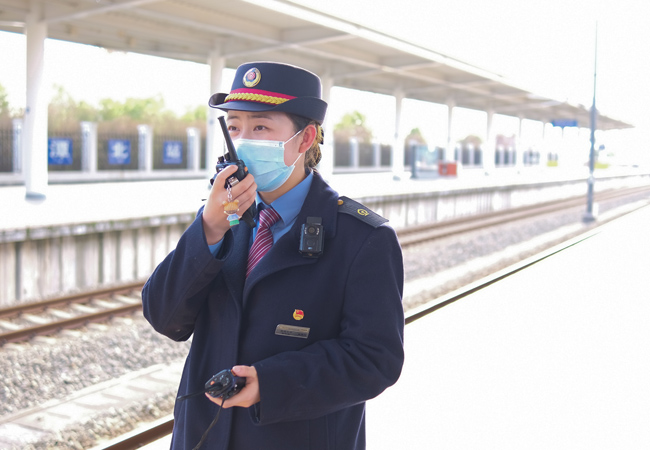 客運員吳易柯，在站台上協助組織旅客乘降。 張坤茹 攝