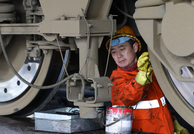 檢修員對機車輪對進行超聲波探傷。吳龍 攝