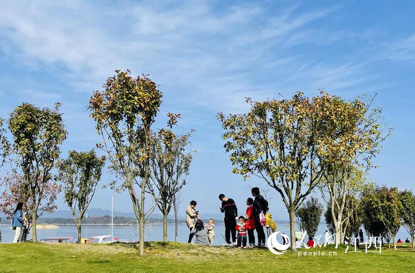 2月17日，游人在江西武寧縣景區游玩。（邱燁 攝）