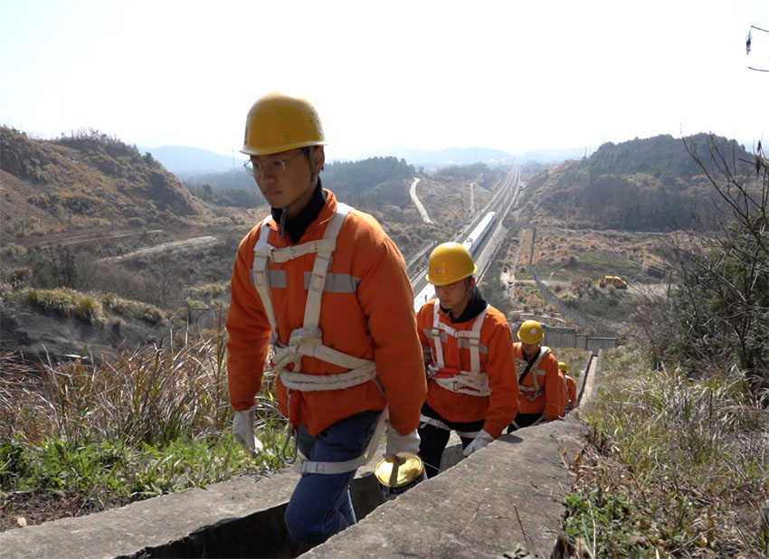 2月18日，橋隧工們正在向九景衢鐵路王剛村隧道上方的山體進發。陸逸 攝