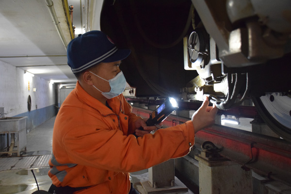 機械師在檢查動車組電線支架。 段亞茹 攝