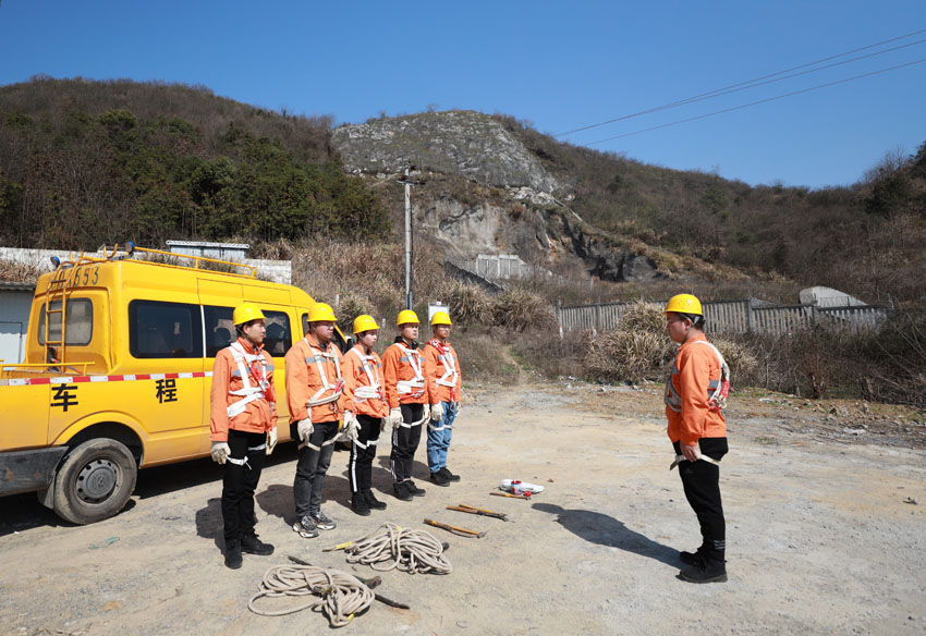 九江橋工段橋隧工正在進行班前點名，准備對九景衢鐵路王剛村隧道山體進行搜山掃石作業。丁波 攝