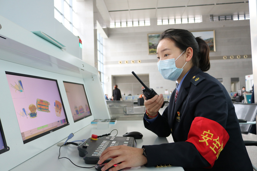 春運返程中，有旅客攜帶違禁用品，安檢值機員值機的時候發現疑似酒精的違禁品，立即通知處置員處置。（陳莉 攝）