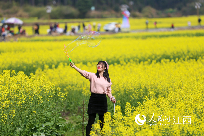游客在江西省萬安縣田北農民畫村景區游玩。（邱哲 攝）