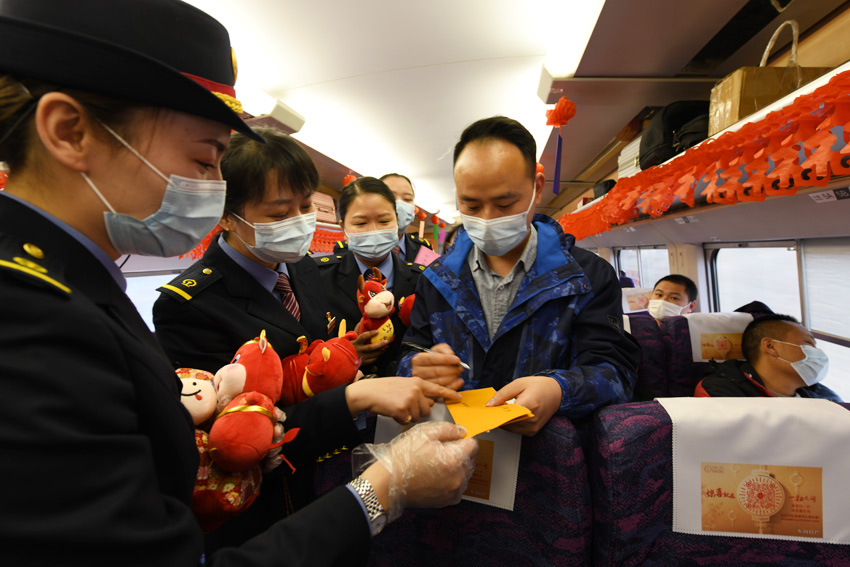 2月24日，在南昌客運段值乘的D6254次列車上，乘務人員為旅客揭謎底。（郭鈺祺 攝）