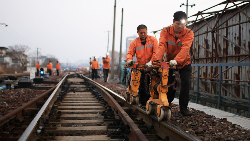 铁路工务部门加强钢轨检修