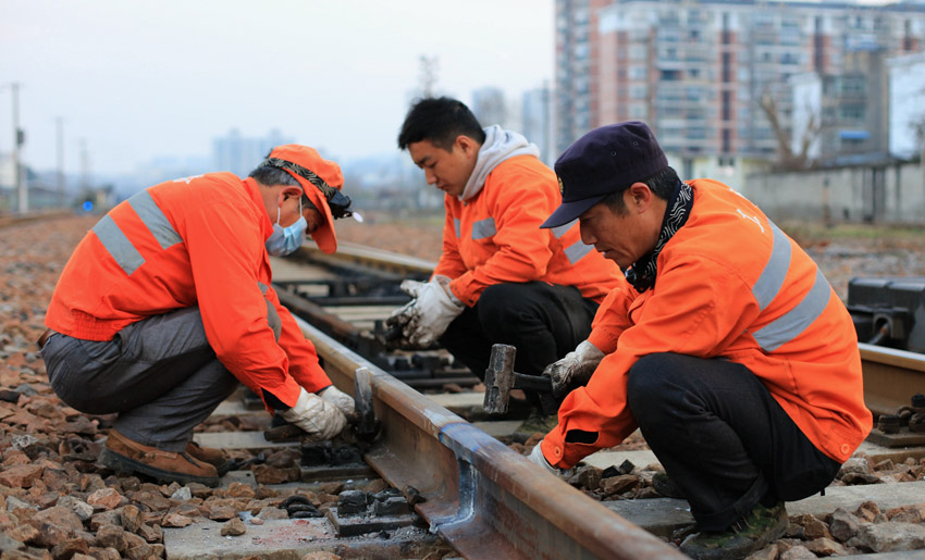 鷹潭工務段職工正在對景德鎮站內鋼軌進行檢修作業。韓斌 攝