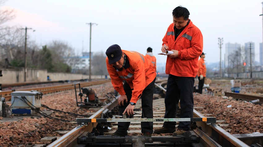 鷹潭工務段職工正在對景德鎮站內鋼軌進行測量作業。韓斌 攝