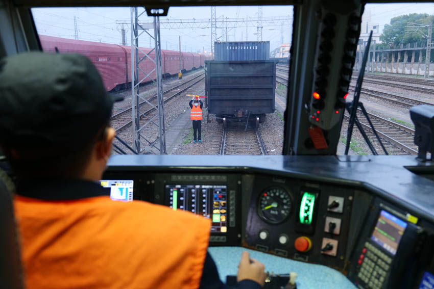 鷹潭機務段機車乘務員正在操縱機車進行連挂作業。（劉東 攝）