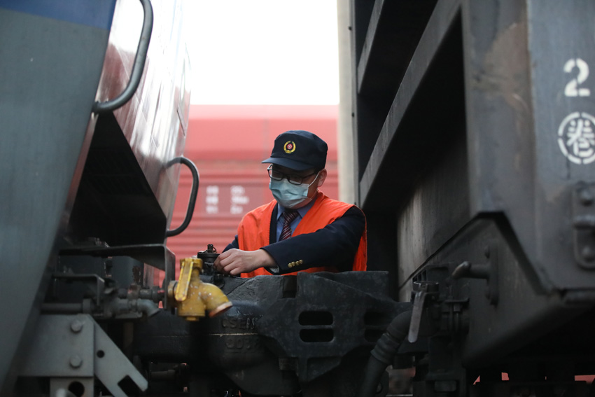 鷹潭機務段機車乘務員正在穿插機車防跳銷。（俞涂豐 攝）