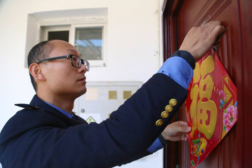 今年32歲的侯佔龍已在車站堅守了七個年頭，今年春運他仍在車站堅守。邱文飛 攝