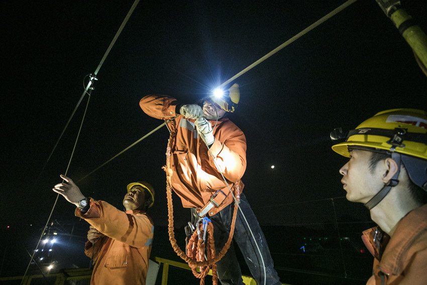 接觸網作業人員維護鐵路供電線路。代槐孚 攝