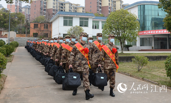 南昌:应征入伍新兵启程奔赴军营(图)