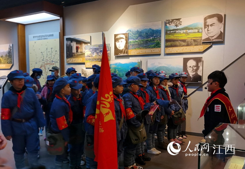 南昌市珠市学校教育集团的小小讲解员正在八一起义纪念馆为参观的人群讲解。（董茵 摄）