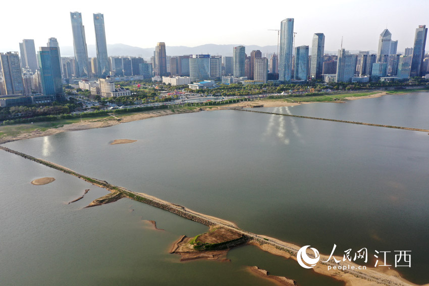 受持續降雨影響，江西江河水庫的水位也持續看漲。圖為22日拍攝的贛江南昌段。（人民網 時雨攝）