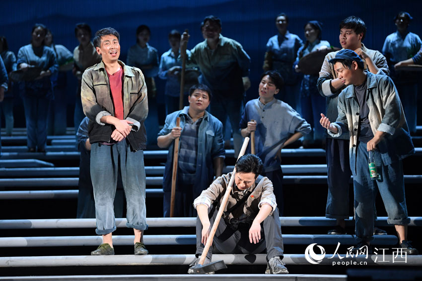 大型扶貧題材民族歌劇《山茶花開》彩排現場，該劇4月5日-8日將公演。（人民網 時雨攝）