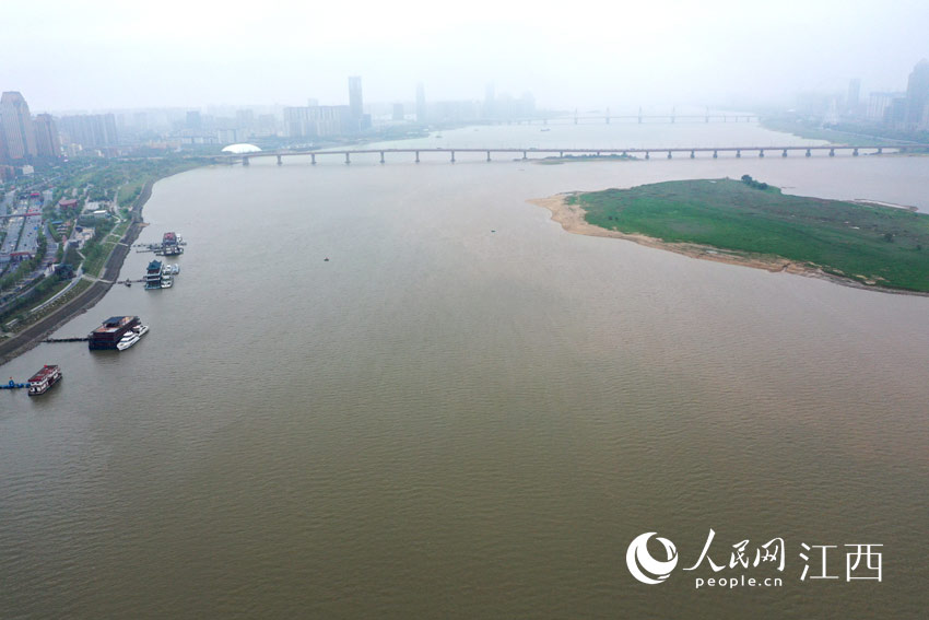 江西進入汛期，受近期持續降雨影響，贛江南昌段水位上漲。（人民網 時雨攝）