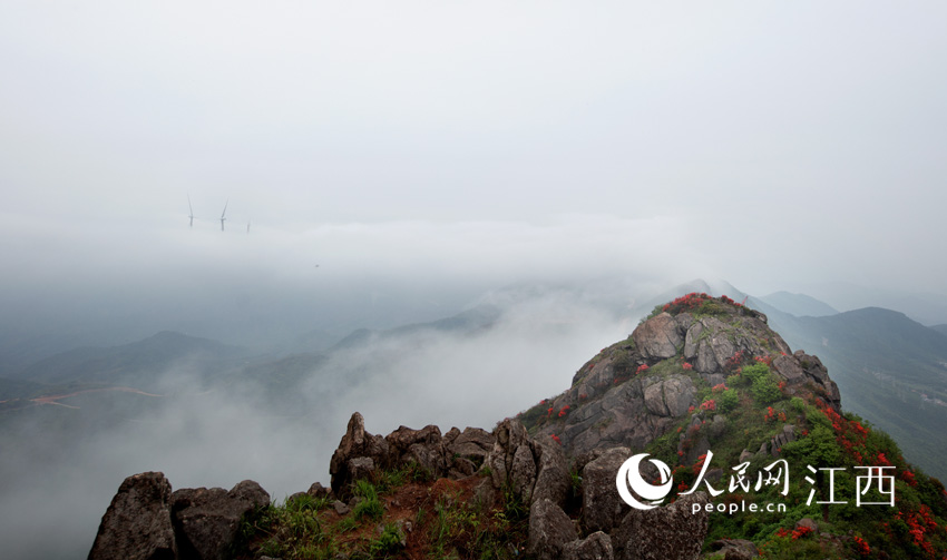 站在柏岩仙岩頂遠眺可以看到，怪石嶙峋、雲海縹緲。（孫躍峰 攝）